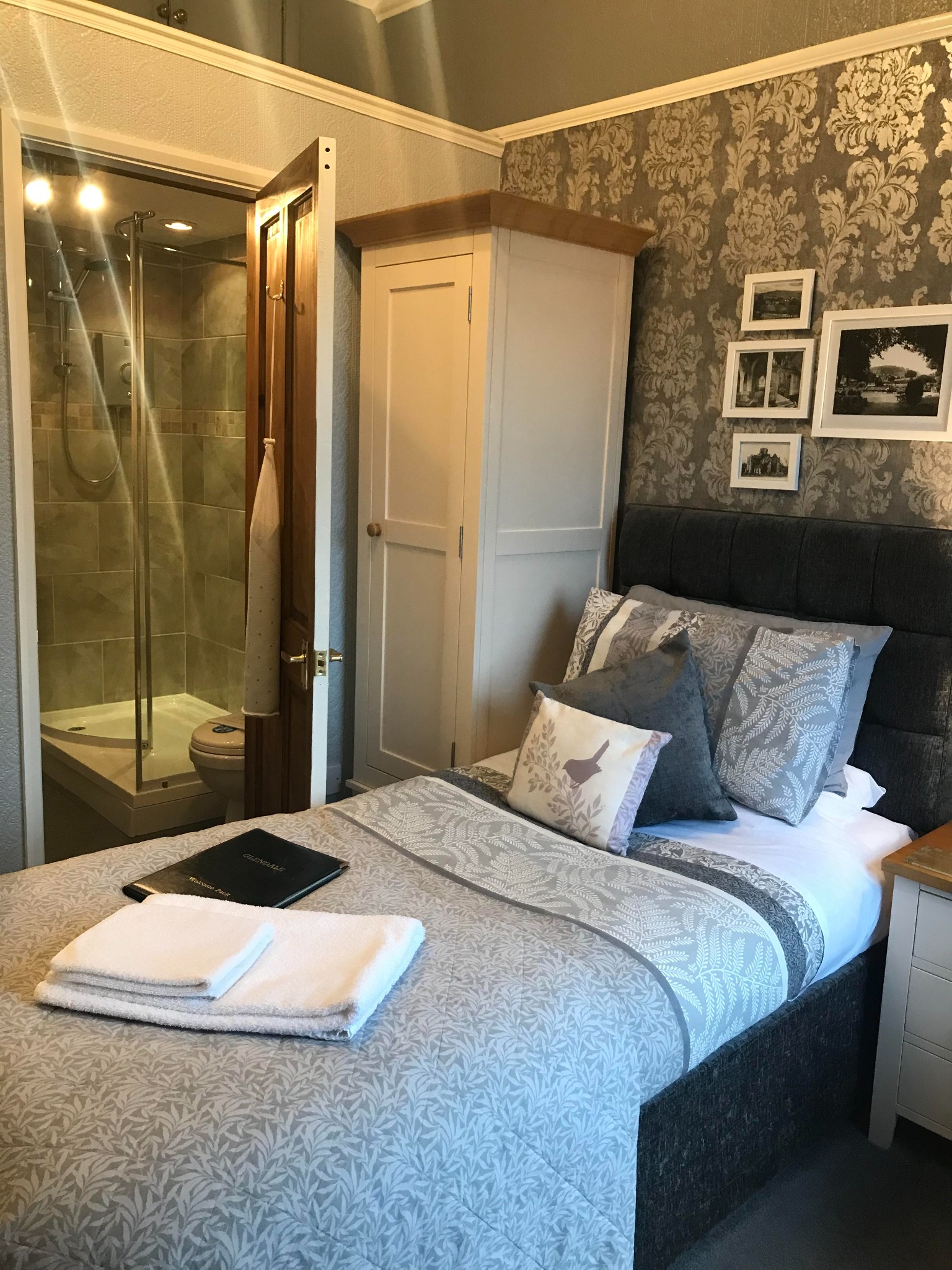 Grey single bedroom with en-suite shower